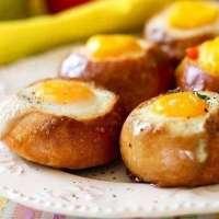 Булочки с яйцами на завтрак