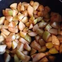 Осенняя шарлотка с карамелизированными яблоками и черникой - шаг 1